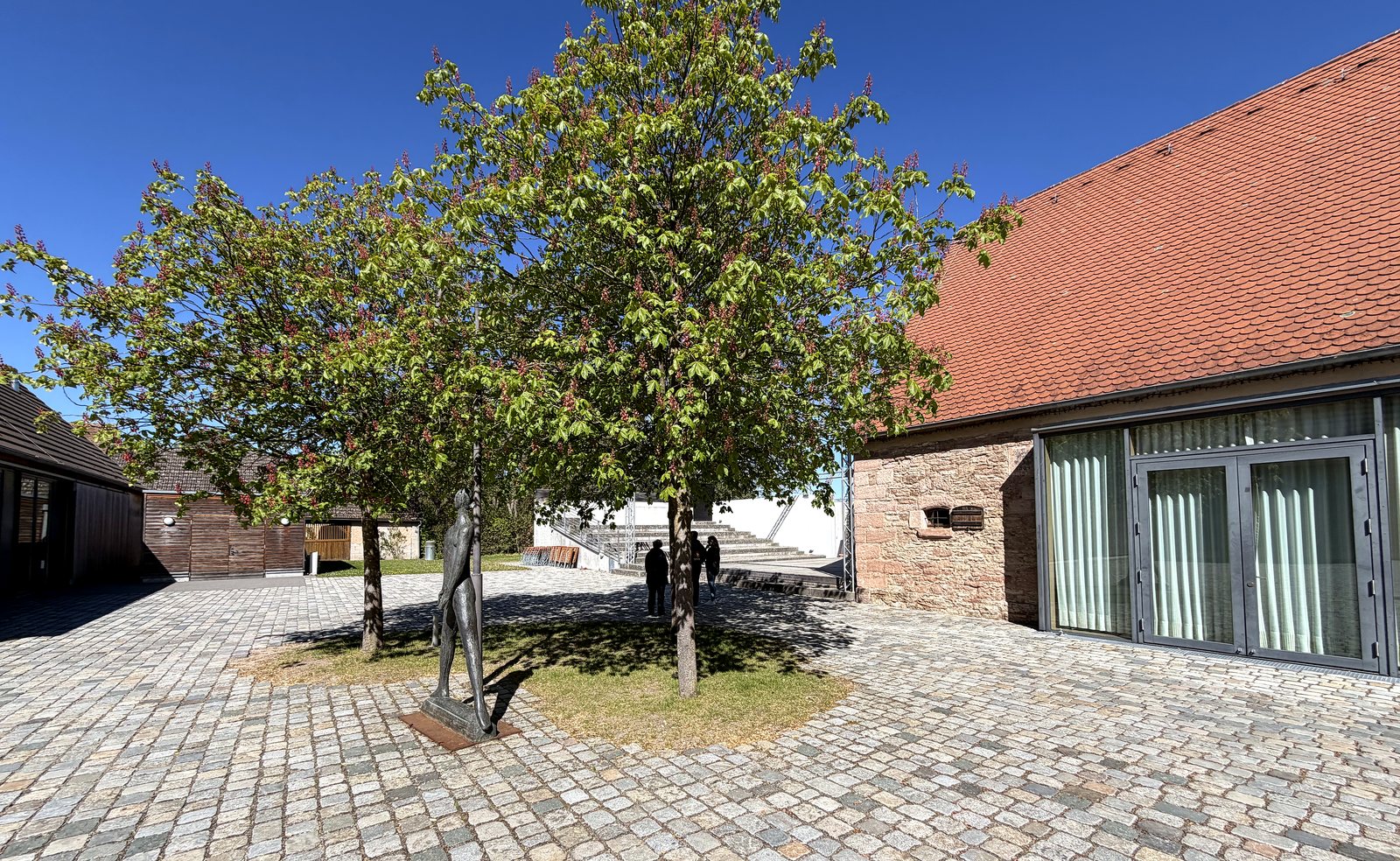 Innenhof als nutzbare Außenfläche für Pausen, Gespräche, Stände und ergänzende Ausstellungsbereiche